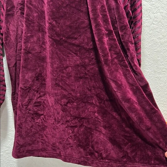 Linda Clifford women’s Burgundy Velvet Cardigan size 40/42 GUC - Picture 9 of 10